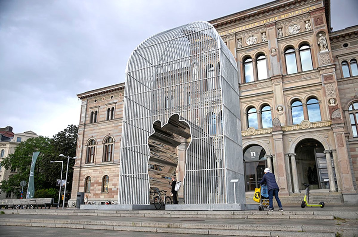 Ai Weiwei i Stockholm för att inviga skulptur