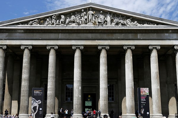 Tidigare museianställd stäms efter stölder
