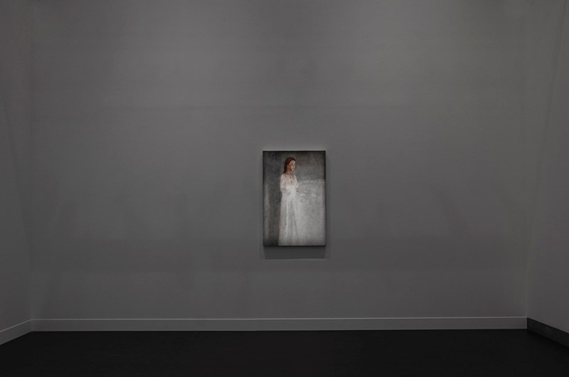 Maurizio Cattelan, Breath, 2023. I bakgrunden:  Cecilia Edefalk, Elevator, 1988.  Foto: My Matson/Prallan Allsten/Moderna Museet 