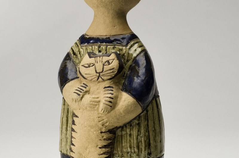 Figurin "Stina med katt", av Lisa Larson. Gustavsbergs Porslinsmuseum