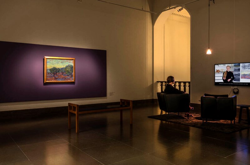 Installationsbild, Vincent van Gogh: Olivskog, Sanit-Remy i fokus. Foto: Hossein Sehatlou