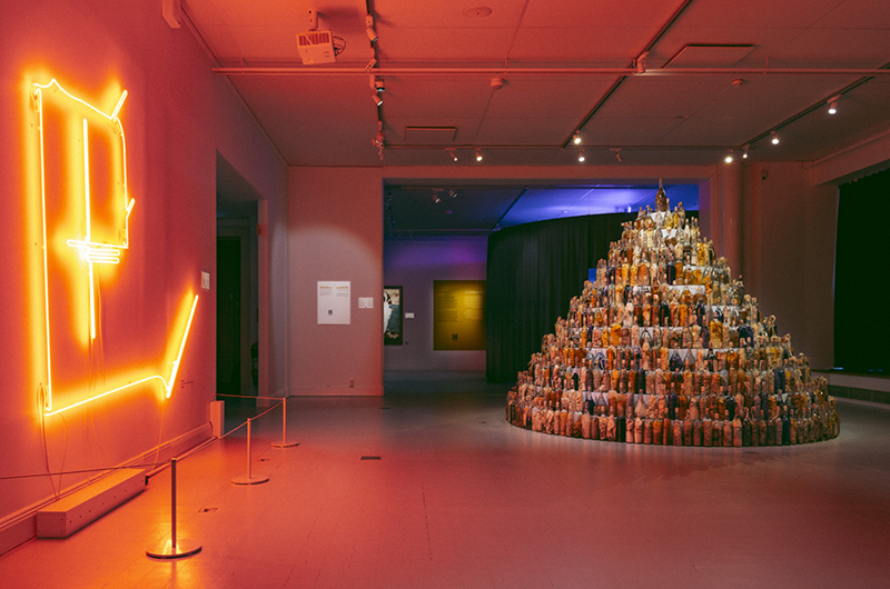 4. Habibi, utställningsvymed neonverk av Omar Mismar och installation av Aïcha Snoussi.