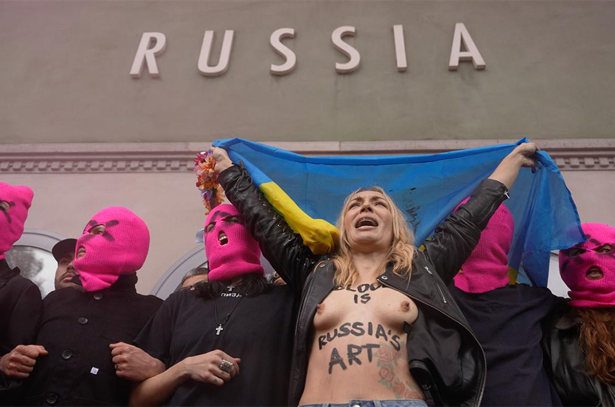 Pussy Riot och FEMEN går samman i punkprotest mot Rysslands paviljong i Venedig