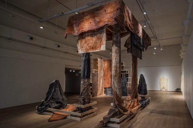 Installationsvy med Dala Nassers verk ”Adonis River”, 2023, i förgrunden. Foto: Jean-Baptiste Béranger