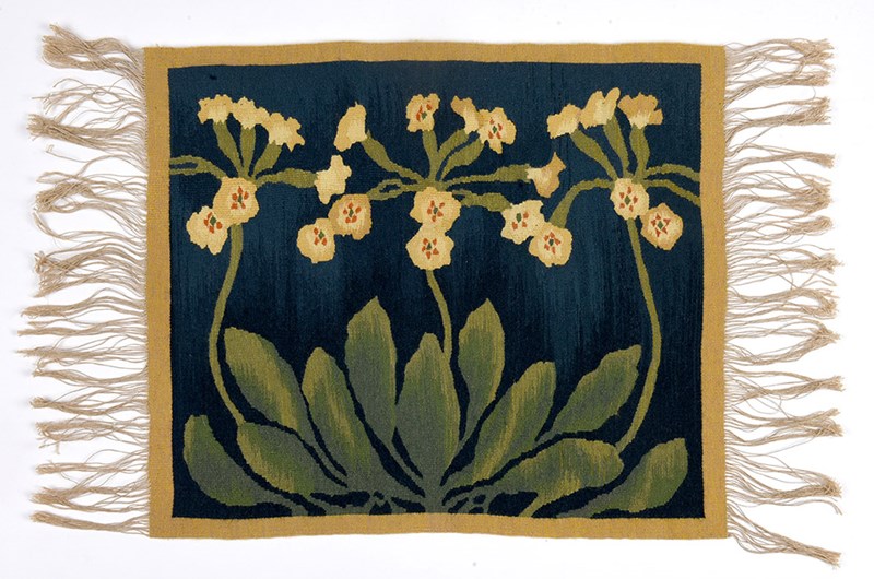 Maja Fjæstad, Bonad / Väggstycke, Primulor, 1899. Gobelin, ylle på linvarp, 57 x 51 cm. Kulturen i Lund. Foto: Nelly Hercberg