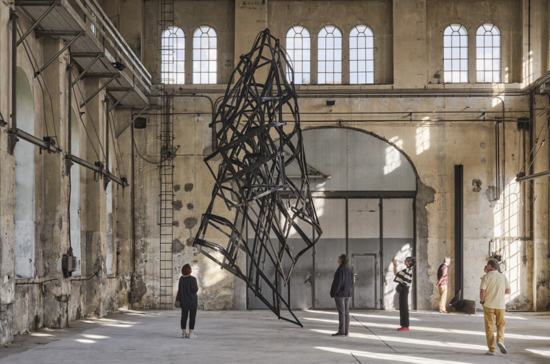 Monika Sosnowska, Fatigue.  Installationsvy från Kunstraum Dornbirn i Österrike 2022. Courtesy of Monika Sosnowska, Museum of Modern Art, Warsaw.