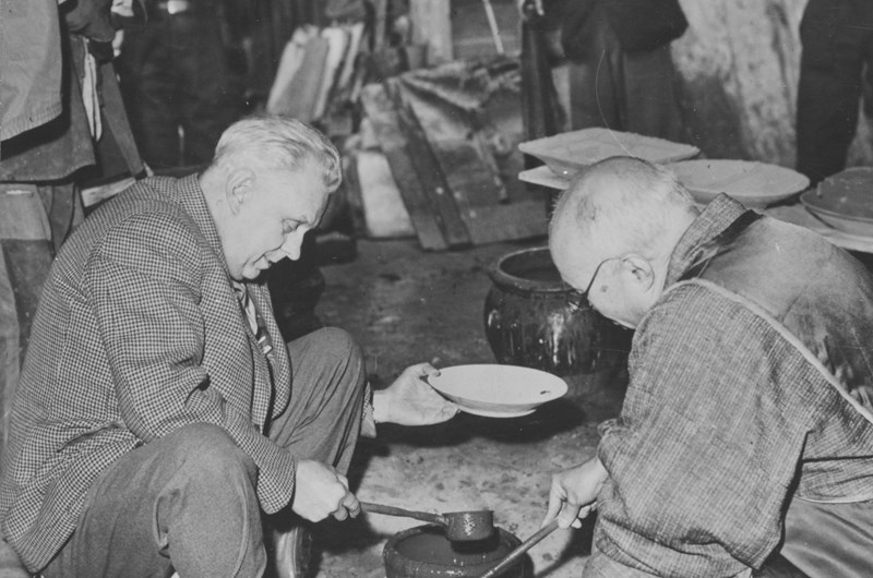 Kåge och Hamada träffas under Wilhelm Kåges resa till Japan 1956. Gustavsbergssamlingen/Nationalmuseum/Anna Riwkin 1956. © Nationalmuseum / Gustavsbergs Porslin AB.