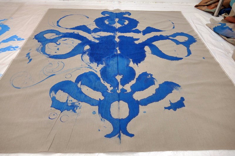 Monika Höll. Kurbits  rorschach blå  227x218 cm  2025    