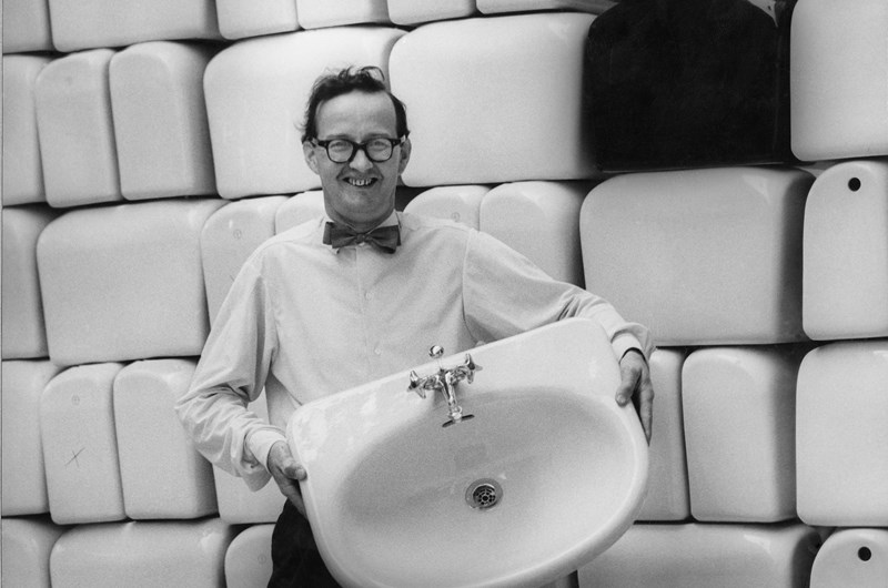 Stig Lindberg med handfat i egen design. Arkivbild.