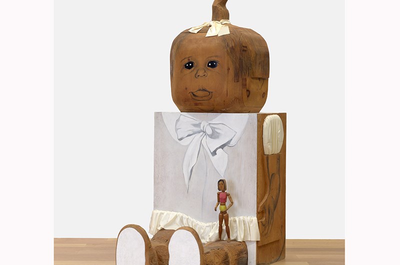 Marisol, Baby Girl, 1963, Trä/mixed media, 188 × 88,9 × 119,4 cm. Buffalo AKG Art Museum, Bequest of Marisol 2016 Gift of Seymour H. Knox. © Estate of Marisol. Foto: Brenda Bieger, Buffalo AKG Art Museum