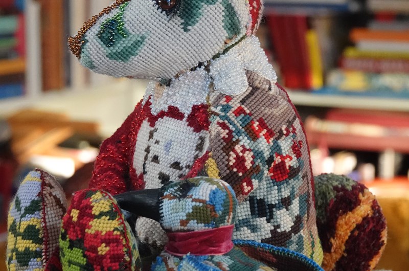 Kura skymning, broderad skulptur av Annika Eriksdotter