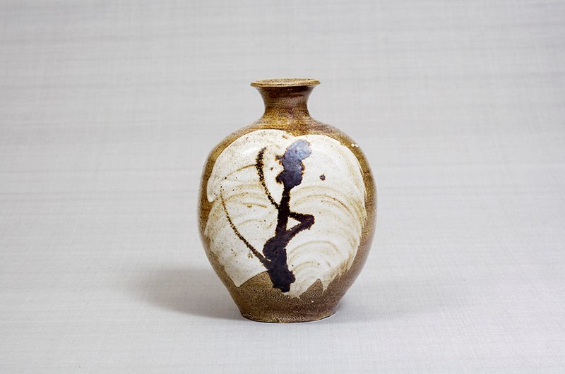 Shōji Hamada, Flaska med sockerrörsmotiv, 1958. Stengods. Nihon Mingeikan, Japan Folk Crafts Museum. © Shōji Hamada