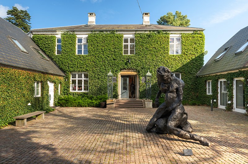 Utanför entrén till Louisiana står en tillfälligt installerad skulptur av Tracey Emin,. 