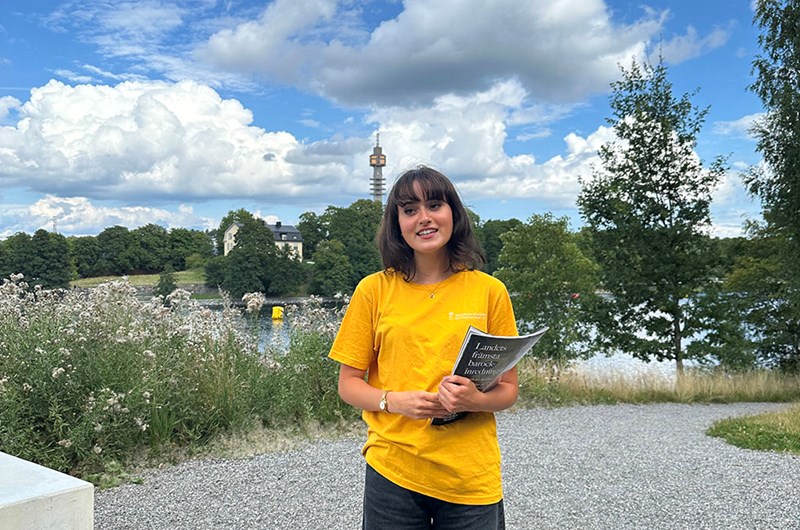 Julia Swärd, intill skulpturen Life Rings av Elmgreen och Dragset. Foto: Konstguiden