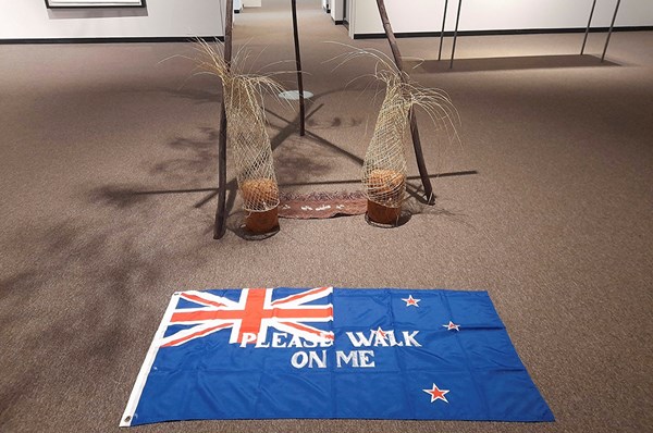 Flaggkonstverk tas bort efter protester – igen