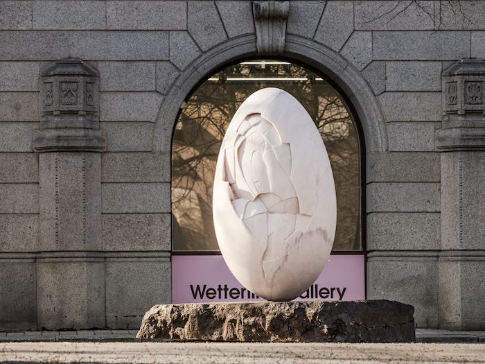 Skulptur av Nathalia Edenmont, utanför Wetterling Gallery. Foto av Jean-Baptiste Beranger/Wetterling Gallery.