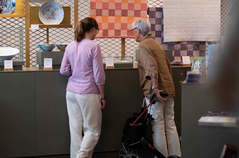 Museibutik med konsthantverk, böcker, vykort och mycket annat. Foto: Erika Wahlsten
