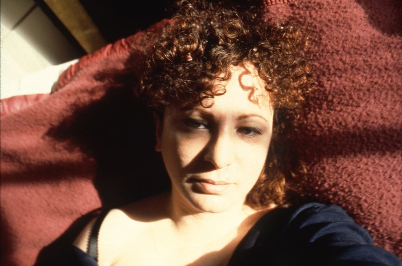 Nan Goldin, Self-portrait with eyes turned inward, Boston (1989). Ur den trekanaliga videon Sisters, Saints and Sibylis 2004-2022