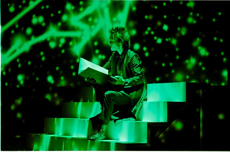 Laurie framför The One White Whale från Songs and Stories from Moby Dick, 1999, BAM, Brooklyn, NYC  foto_Frank Micelota_