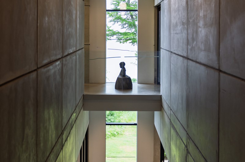 Charlotte Gyllenhammar, Beholder, 2006, Brons, 80 cm. Foto: Adrian Bugge