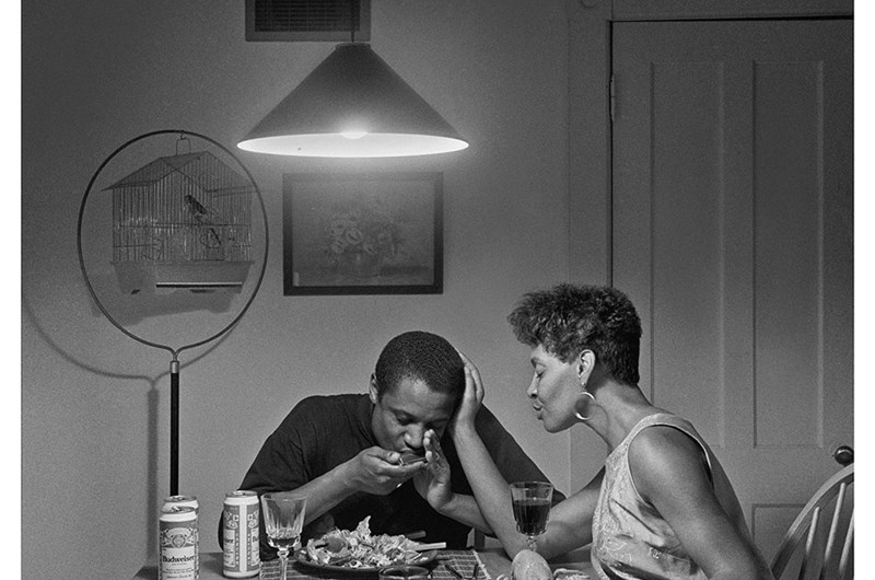 Carrie Mae Weems "Untitled (Eating lobster)" från serien "The kitchen table" från 1990. Pressbild.