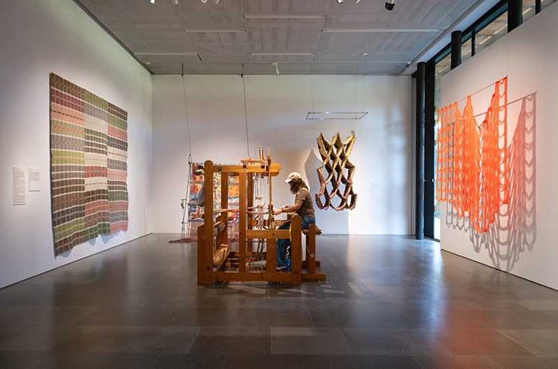 Livet och trasornas väv, Installationsvy, Sven-Harrys konstmuseum