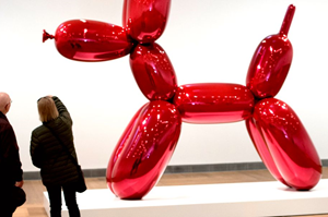 Skulptur av Jeff Koons krossdes på konstmässa