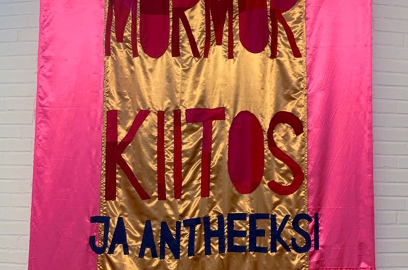  Wilja Ågren Öman, Tack och förlåt mormor / Kiitos ja antheeksi mummu,Maskinsydd väggbonad