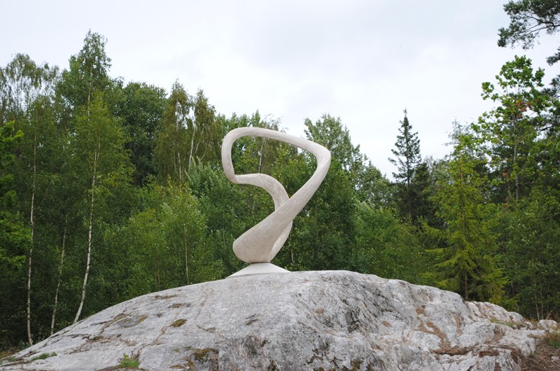 Titel, NATTEN. Skulpturen finns att se på Solberga by i Järna