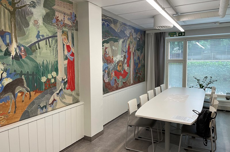 I det som var ett daghem 1949 målade Tove Jansson Sagopanorama. Idag kan hennes fresk endast ses av de anställda vid småskoleförvaltningen i Kotka. Foto: Karin Torgny