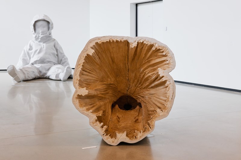 Charlotte Gyllenhammar, Sitting Giant, 2019, Modell i gips, 213x202x197 cm / Kastad/Cast – Moderform, 2019, Jesmonite, gips, 284 kg, 180x135x120 cm. Foto: Adrian Bugge