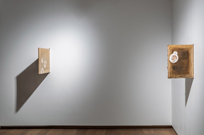 väljbild (verso man i grotta med dödskalle, 1800-tal)”, 2025, och ”Sväljbild (verso man i extas med dödskalle, 1600-tal)”, 2025, med den immunhämmande svampen Isaria sinclairii. Foto: Jean-Baptiste Béranger1 /2