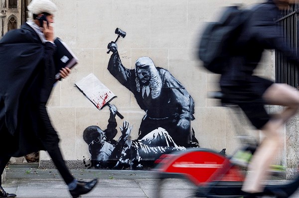 Efter helgens protester – nytt verk av Banksy