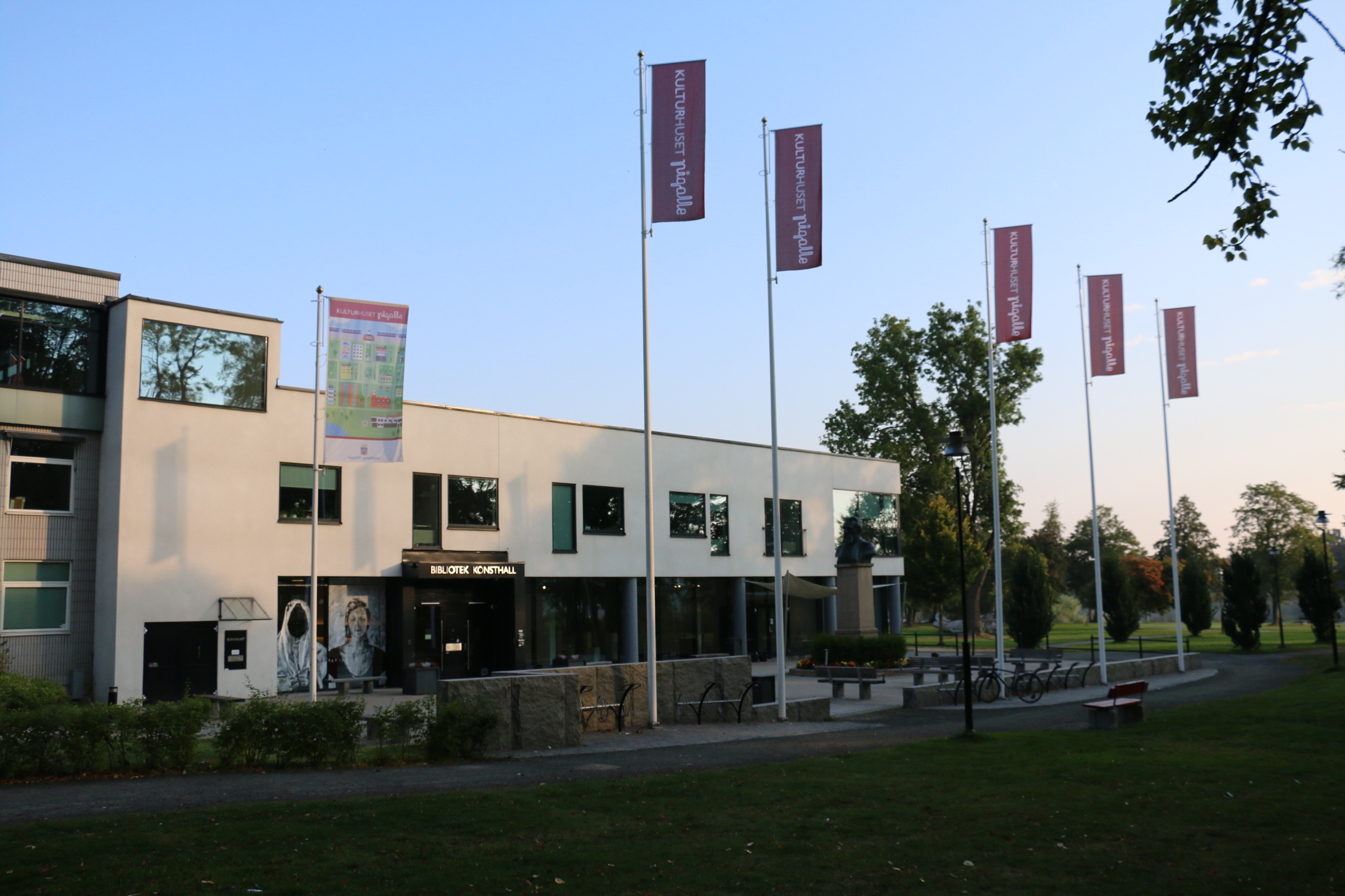 Nässjö Konsthalls ena långvägg vetter med  fönster ut mot stadsparken