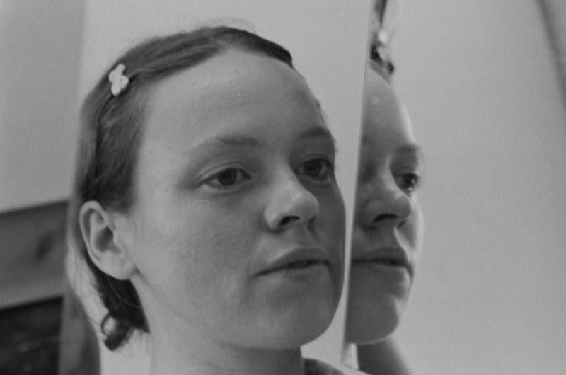 Laurie Anderson, Absent in the Present (kolon) Looking into a Mirror Sideways, 1975, self-portrait series. foto: Laurie Anderson