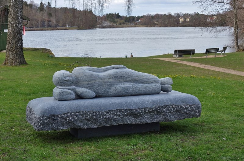  "På väg", 180x90x80 cm. marmor och larvikit. Offentligt verk; Spikön, Trollhättan.