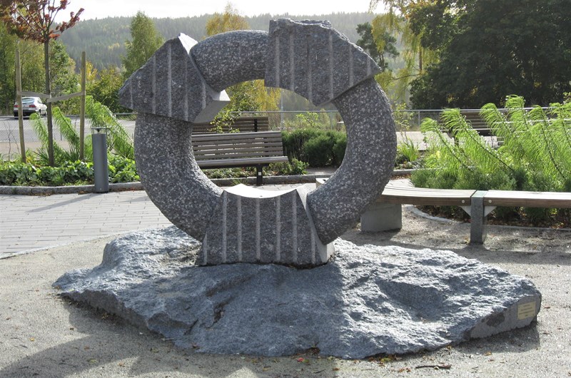"Cyklisk bana", 300 x 200 x 150 cm, larvikit. Bollebygds järnvägsstation.