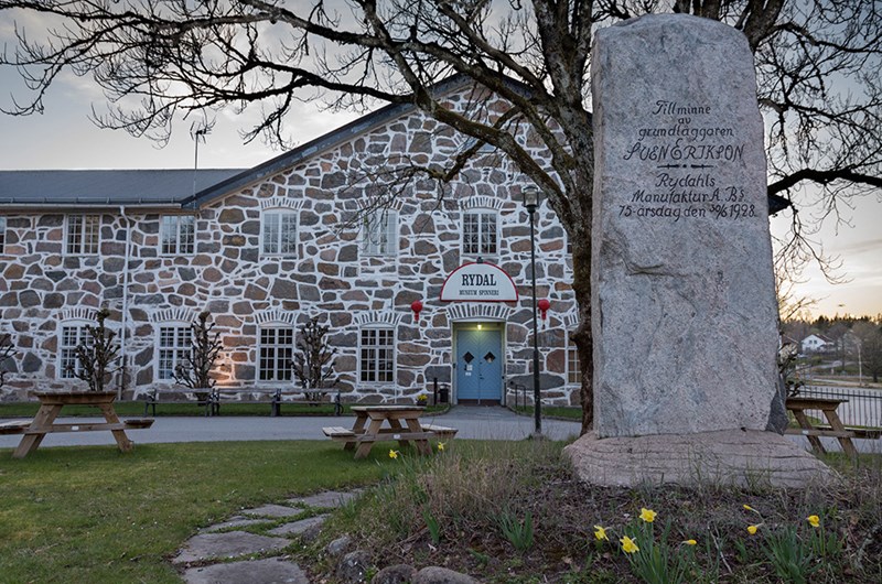 Rydals museums huvudentré med minnesstenen från spinneriets 75-årsjubileum. Foto: Per Christiansen