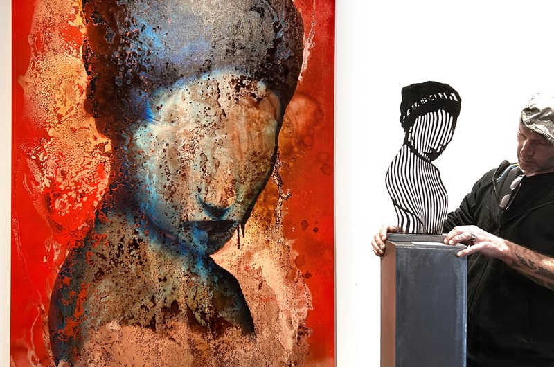 "Målning "Persona" (såld). "Persona" Skulptur i stål (th). Finns i ateljén i Åkersberga. 