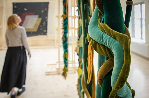 Textila konsten växer på ny utställning