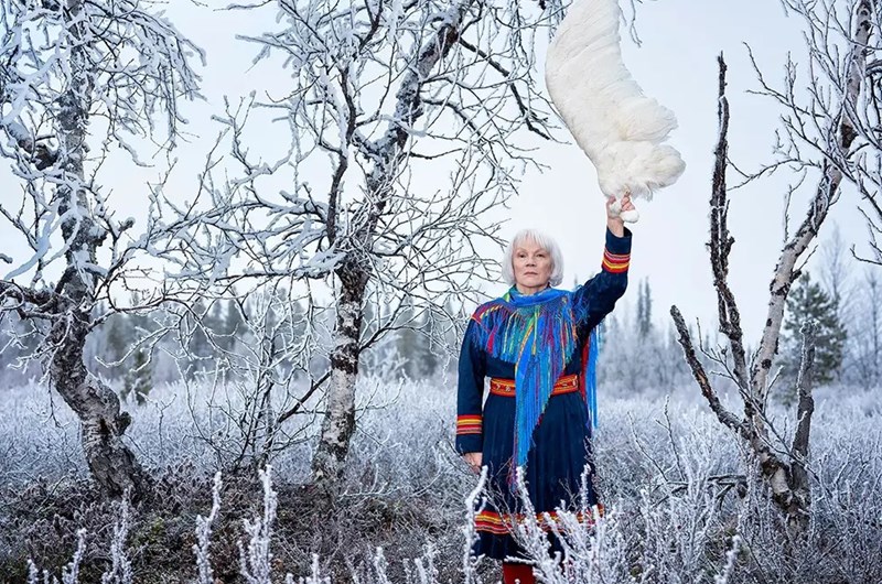 Britta Marakatt-Labba, Hedersporträtt 2022. Av:  Marja Helander. Statens porträttsamling 