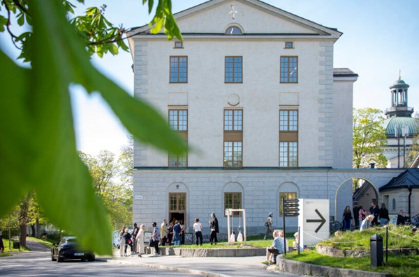 Träkonst och konsert med grenar & stenar
