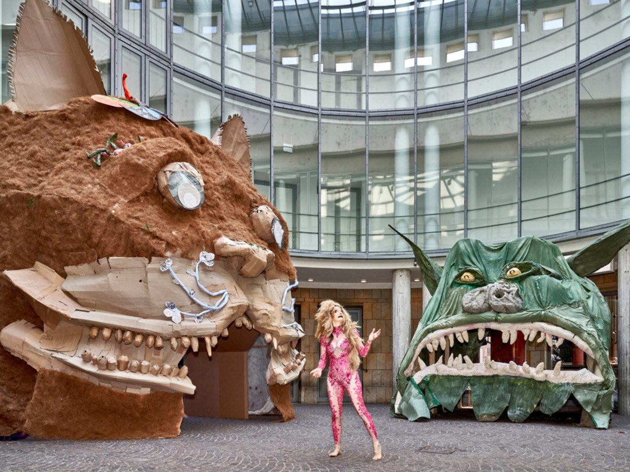 PERFORMANCE AV MONSTER CHETWYND UNDER MALMÖ GALLERIHELG