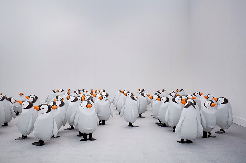 Benedikte Bjerre, The Birds, 2017 Installation view Frieze 2024. Courtesy the artist and the palace enterprise gallery, Copenhagen. Foto: Gabriele Abbruzzese