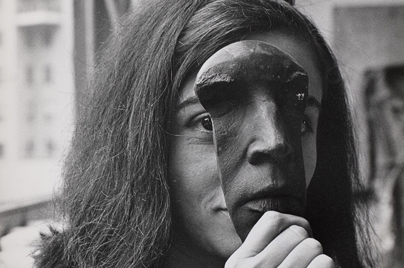 Marisol Escobar, 1964  Gelatin silver print, 35,56 x 26,35 cm  Marisol Papers, Buffalo AKG Art Museum  © Estate of Marisol  Foto: Hans Namuth