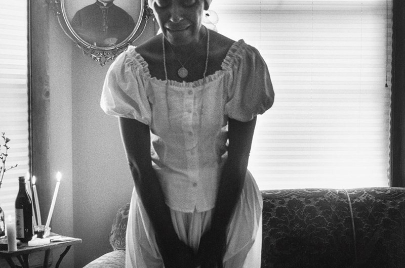Carrie Mae Weems "Woman in white" från serien "Sea islands" där Carrie Mae Weems undersöker slaveriets smärtsamma historia. Pressbild.