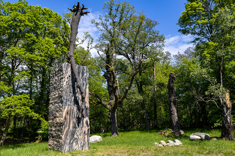 Giuseppe Penone 2022–2024 1000 x 198 x 268 cm Brons och granit. Foto: Örjan Furberg 