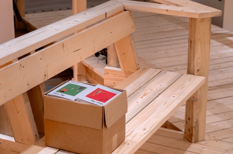 I ”Flare-Up” finns ett utdrag från en kommande roman av författaren Katie Kitamura. Arbetstiteln på romanprojektet delar namn med utställningen. Som besökare får du ta med dig ett exemplar hem. Foto: Jean-Baptiste Béranger