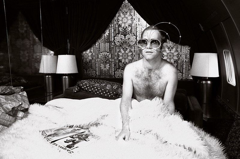 Elton John i sitt flygplan Starship fotograferad av Terry O'Neill 
