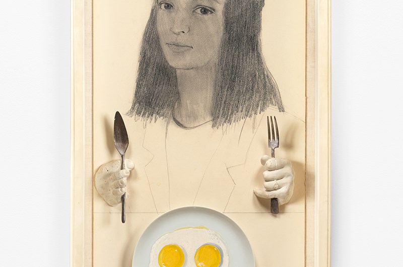 Marisol  Self-Portrait, 1962  Blyant, gipsafstøbning, gaffel, kniv og tallerken på pap i displayboks af bemalet træ, 83 x 49 x 10 cm  Private collection, New York, Courtesy of Craig Starr Gallery  © Estate of Marisol  Foto: Thomas Barratt Photography